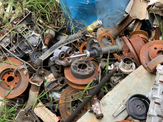 Photo vue d'angle élevé d'objets abandonnés sur terre