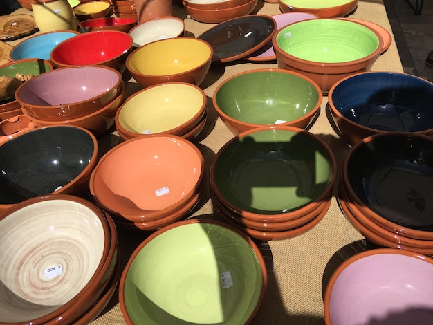 Vue d'angle élevé d'objets multicolores sur la table