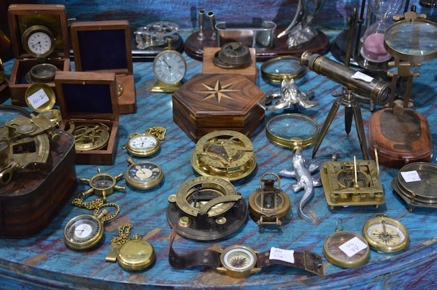 Photo vue d'angle élevé des objets sur la table au marché