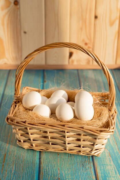 Photo vue d'angle élevé des œufs dans le panier sur la table