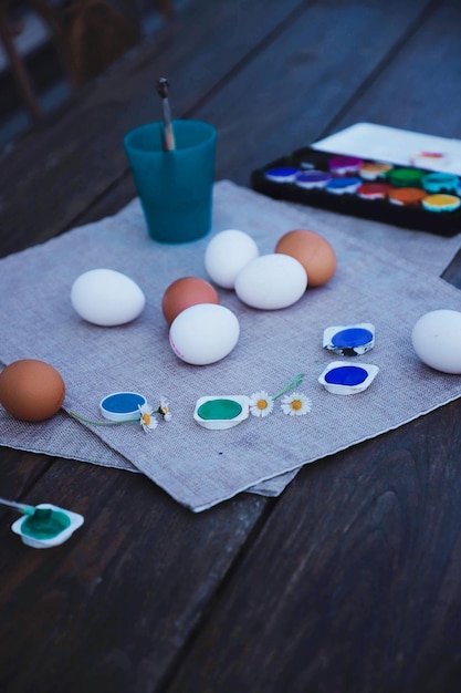 Photo vue d'angle élevé d'œufs multicolores sur la table