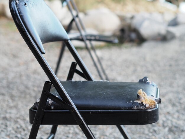 Photo vue d'angle élevé de l'oiseau sur le gril de barbecue