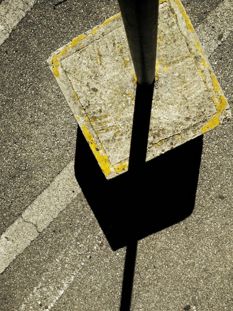 Vue d'angle élevé de l'ombre jaune sur la route