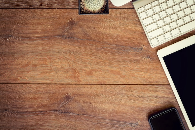 Vue d&#39;angle élevé d&#39;un ordinateur de table de réglage, téléphone et tablette du lieu de travail d&#39;affaires.