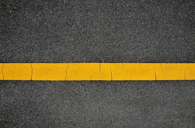 Vue d'angle élevé d'un panneau de signalisation jaune dans la rue.