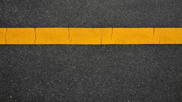 Vue d'angle élevé d'un panneau de signalisation jaune dans la rue.