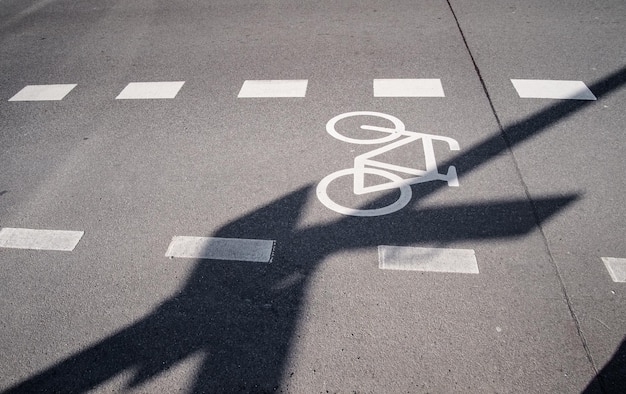 Vue d'angle élevé d'un panneau de voie cyclable sur la route pendant une journée ensoleillée