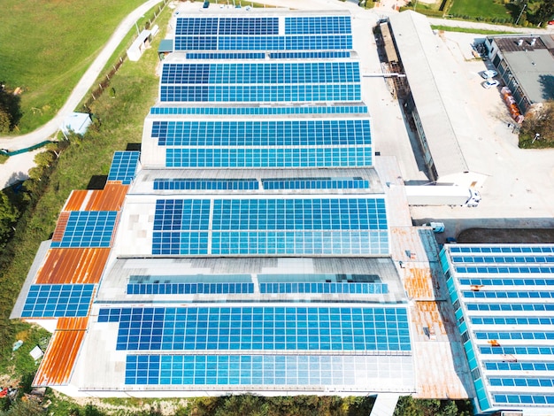 Vue d'angle élevé des panneaux solaires