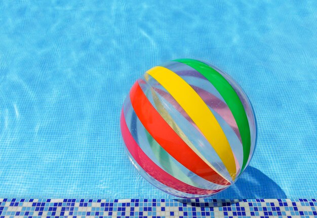 Photo vue d'angle élevé des parapluies multicolores sur la piscine