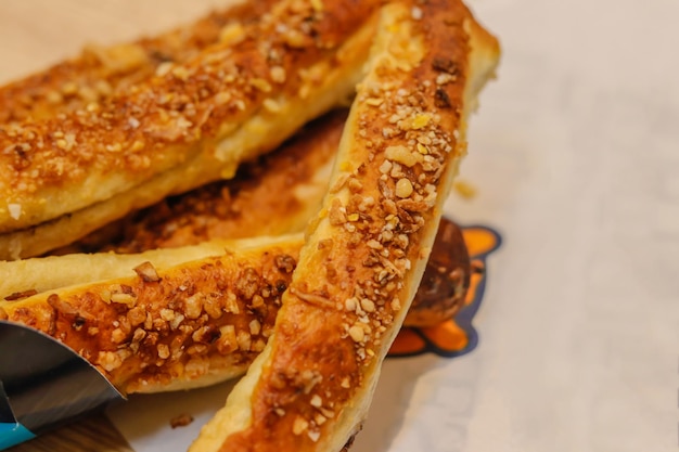 Vue d'angle élevé de la pâtisserie au fromage dans l'assiette sur la table