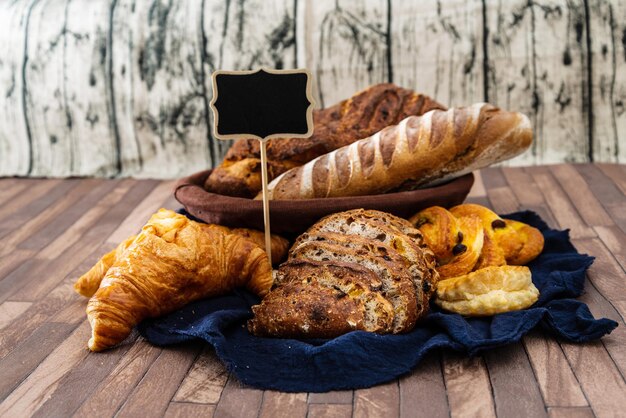 Photo vue d'angle élevé de la pâtisserie cuite au four sur une table en bois