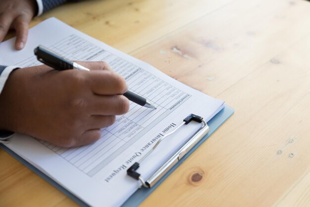 Photo vue d'angle élevé d'une personne lisant un livre sur une table