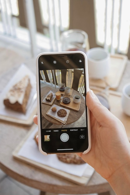 Vue d'angle élevé d'une personne photographiant à l'aide d'un téléphone intelligent