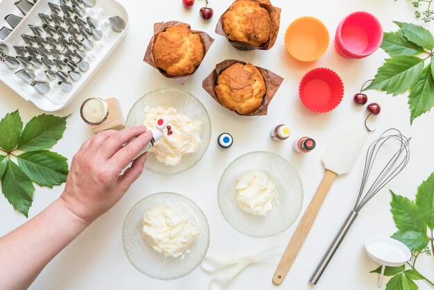 Vue d'angle élevé d'une personne prenant son petit déjeuner