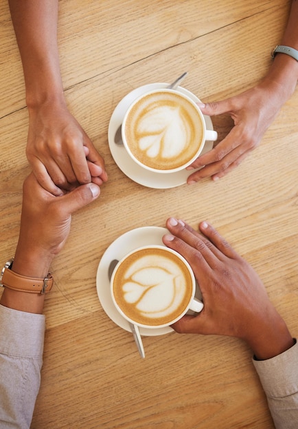 Photo vue d'angle élevé d'une personne préparant du café sur la table