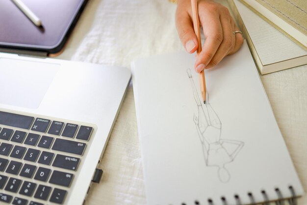 Vue d'angle élevé d'une personne utilisant un ordinateur portable sur la table