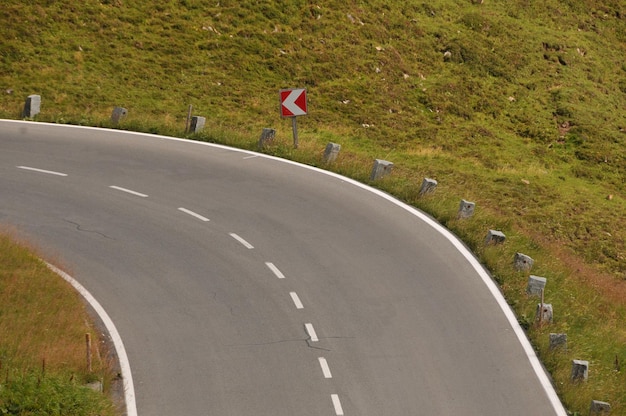 Vue d'angle élevé d'une personne à vélo sur la route