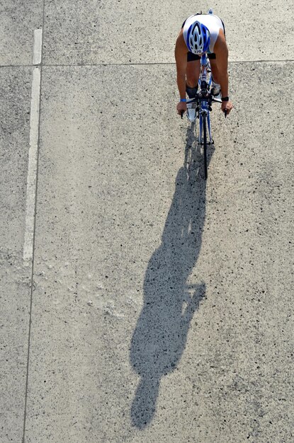 Photo vue d'angle élevé d'une personne à vélo sur la route