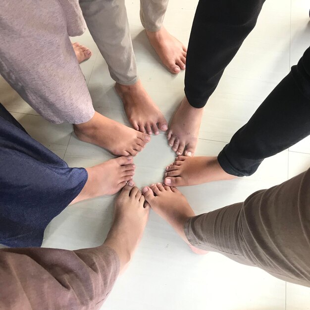 Vue d'angle élevé de personnes debout par les mains