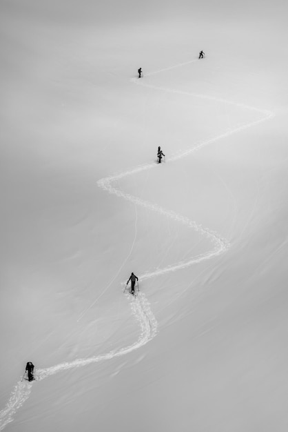 Vue d'angle élevé de personnes en randonnée sur une montagne enneigée