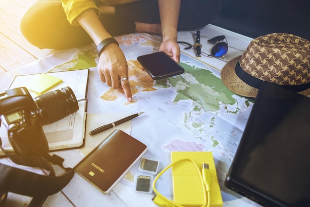 Vue d'angle élevé de personnes utilisant un ordinateur portable sur la table