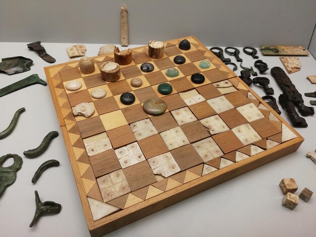 Vue d'angle élevé des pièces d'échecs sur la table