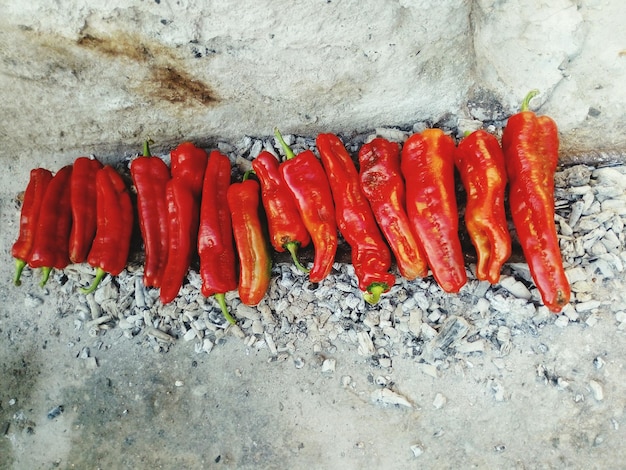 Photo vue d'angle élevé des piments rouges sur le charbon