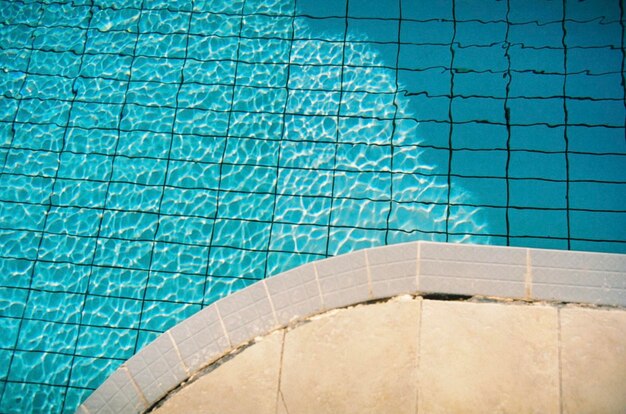 Photo vue d'angle élevé de la piscine contre le mur