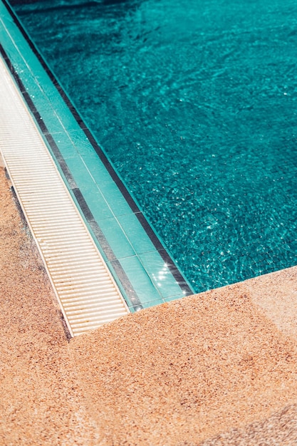 Vue d'angle élevé de la piscine