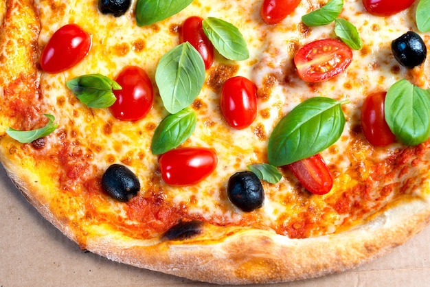 Vue d'angle élevé de la pizza fraîche