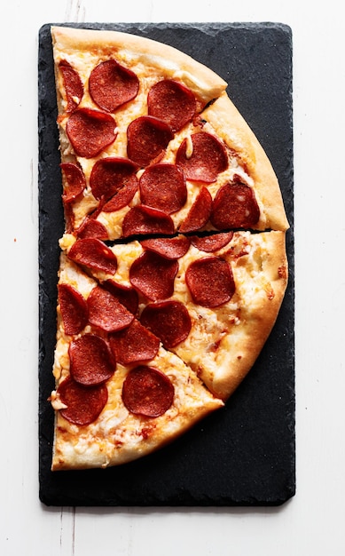 Photo vue d'angle élevé de la pizza sur la table