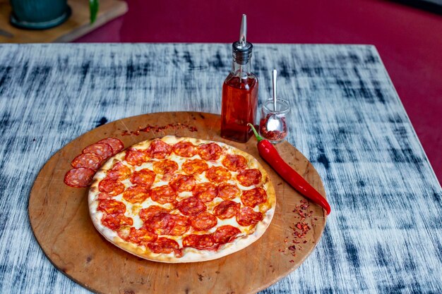 Vue d'angle élevé de la pizza sur la table