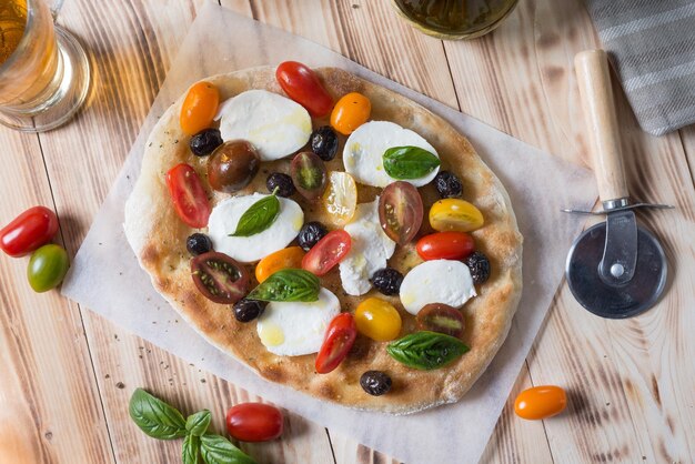 Vue d'angle élevé de la pizza sur la table