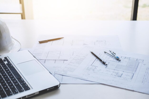 Vue d'angle élevé des plans d'étage avec un ordinateur portable sur la table