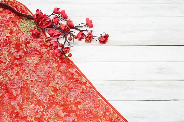 Vue d'angle élevé d'une plante à fleurs rouges sur la table