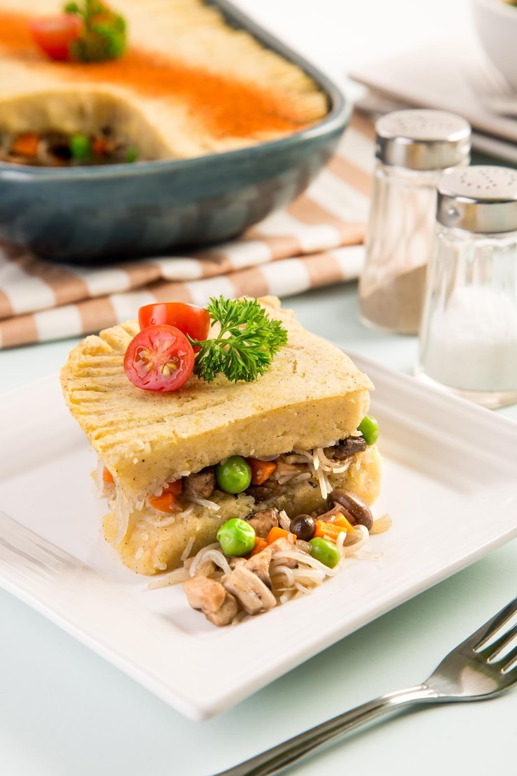 Photo vue d'angle élevé de pommes de terre farcies avec des champignons dans l'assiette sur la table