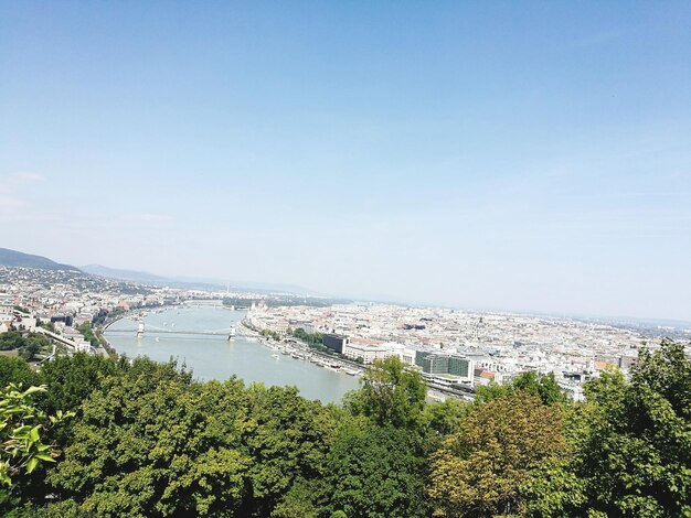 Photo vue d'angle élevé de la rivière et des arbres contre le ciel