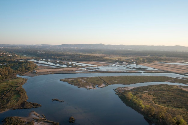 Vue d'angle élevé de la rivière contre un ciel clair