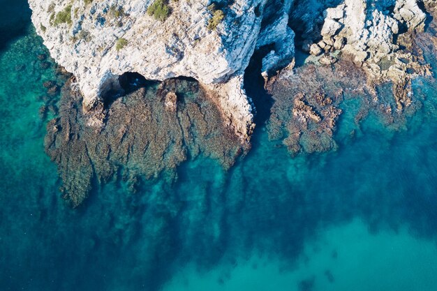 Photo vue d'angle élevé de la roche en mer