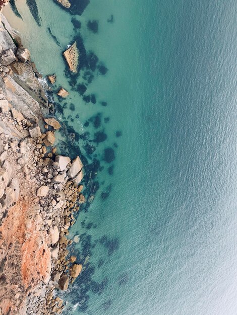 Photo vue d'angle élevé des rochers sur le rivage