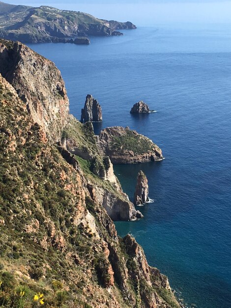 Photo vue d'angle élevé des roches en mer