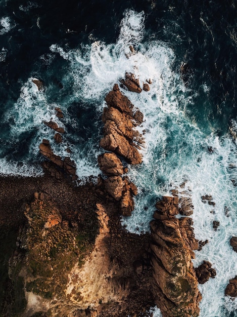 Vue d'angle élevé des roches en mer