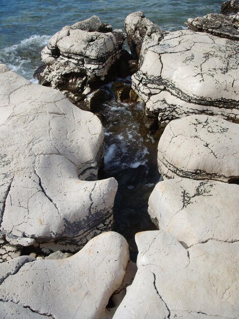 Photo vue d'angle élevé des roches sur le rivage
