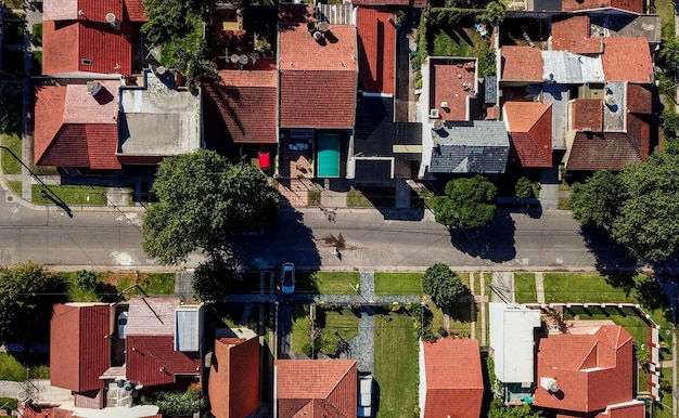 Vue d'angle élevé de la route au milieu des bâtiments résidentiels de la ville