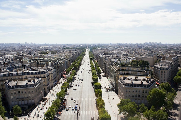 Vue d'angle élevé de la route au milieu des bâtiments de la ville