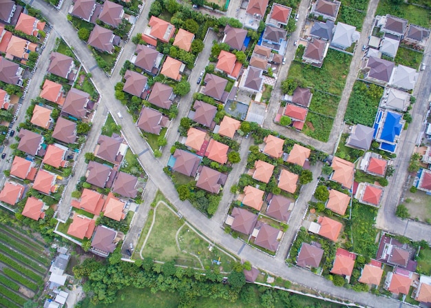 Vue d'angle élevé de la route au milieu des maisons sur le champ
