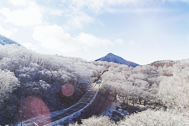 Vue d'angle élevé de la route au milieu des montagnes contre le ciel