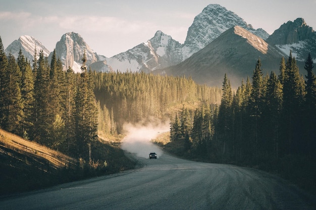 Vue d'angle élevé de la route de campagne menant aux montagnes