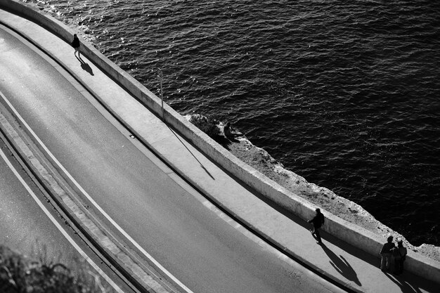 Vue d'angle élevé de la route le long de la côte