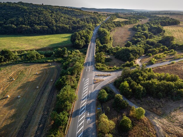 Vue d'angle élevé de la route traversant le paysage